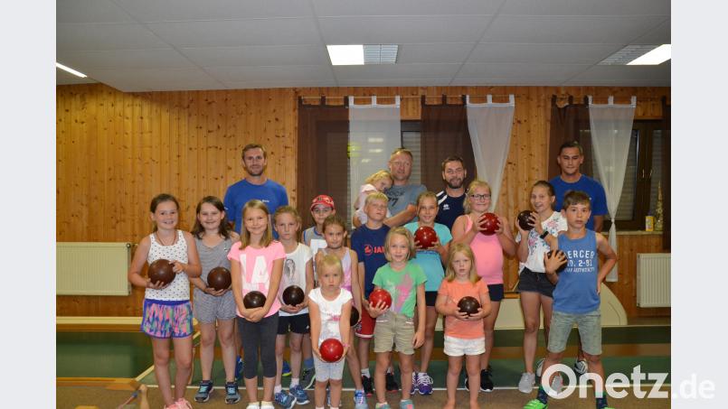 Mit Begeisterung kegeln die Kinder auf der Bundeskegelbahn in Saubersrieth. gi
