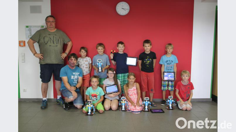 Neun Kinder basteln an einem Nachmittag fünf Roboter. Dabei helfen ihnen Gemeinderat Wolfgang Bauer und Jugendbeauftragter Andreas Heinz (von links). den