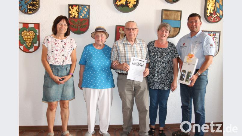 Bürgermeister Rainer Rewitzer und Theresia Rewitzer gratulieren dem Urlauberpaar Fejfar, das zum 25. Mal in der Pension von Christa Ärmer Ferien macht. pi