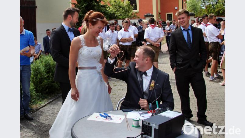 Geschafft: Zwei ineinander verwobene Herzen nehmen Melanie und Jürgen Herrmann von ihrem Hochzeitsspalier mit. ds