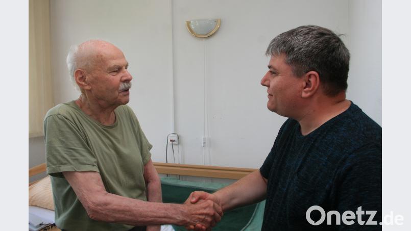 MdB Stefan Schmidt (rechts) nutzt auch die Gelegenheit, sich mit Patienten – hier Ferdinand Schmid aus Parkstein – konstruktiv auszutauschen. wro