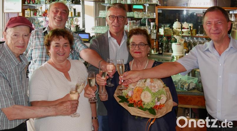 Danilo und Maria Marzinotto (links und Zweite von rechts) betreiben seit 50 Jahren die Eisdiele "Riviera" am Unteren Markt. Zum Jubiläum gratulierten Peter Geyer, Franz Stahl und Mirco Streich (von links) sowie Cornelia Stahl (Vorne, Zweite von links). tr