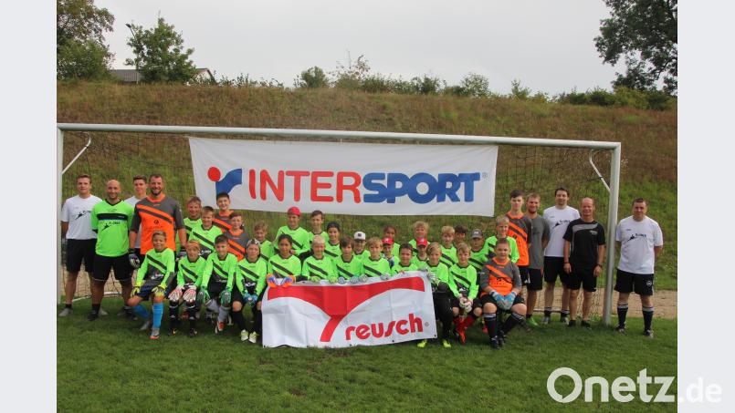 30 Nachwuchskeeper nahmen am siebten Torwart-Sommercamp von Huberth Rosner teil. Das Bild zeigt die Torhüter mit den beteiligten Trainern. kro