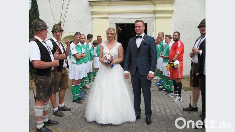 Goaßlschnalzer, Fußballer, Freunde und Kollegen stehen bei der Hochzeit von Susanne und Stefan Mutzbauer Spalier sei