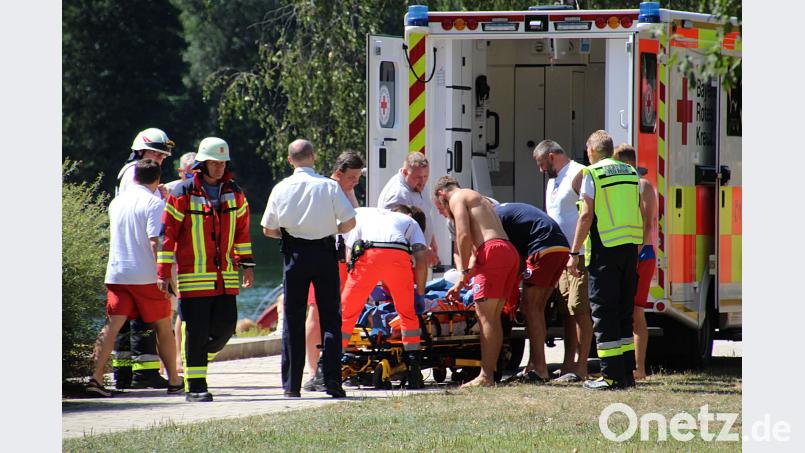 Bei der Erstversorgung des verunglückten Badegastes arbeiten die Rettungskräfte hervorragend zusammen. jma