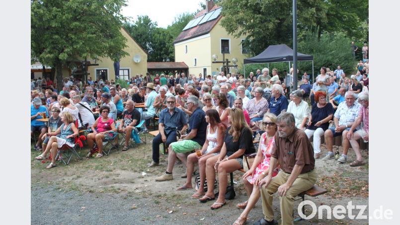 Einmal mehr ist es in der Freizeitanlage voll. Gut 500 Zuhörer mögen es wohl gewesen sein, die Rock Connection hören und sehen wollen,. prh