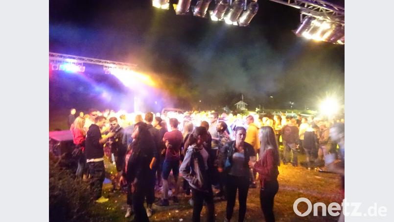 Die Tanzfläche war zu bekannten Liedern wie &quot;Narcotic&quot; schnell gefüllt. Beeindruckend war die Lichtshow, die die Songs begleiteten. wrm