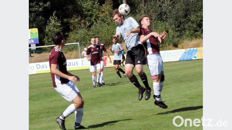 Die Sportfreunde Kondrau entschieden das Nachbarduell beim SV Steinmühle klar mit 3:0 für sich. Hier gewinnt der Kondrauer Johannes Brunner (graues Trikot) den Luftkampf gegen Fabian Bilz. Links der Steinmühler Tobias Heimerl. Rudi Gebert