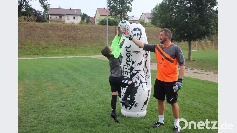 Sebastian Neumann aus Mantel muss sich beim Training mit Huberth Rosner (rechts) ganz schön strecken. kro