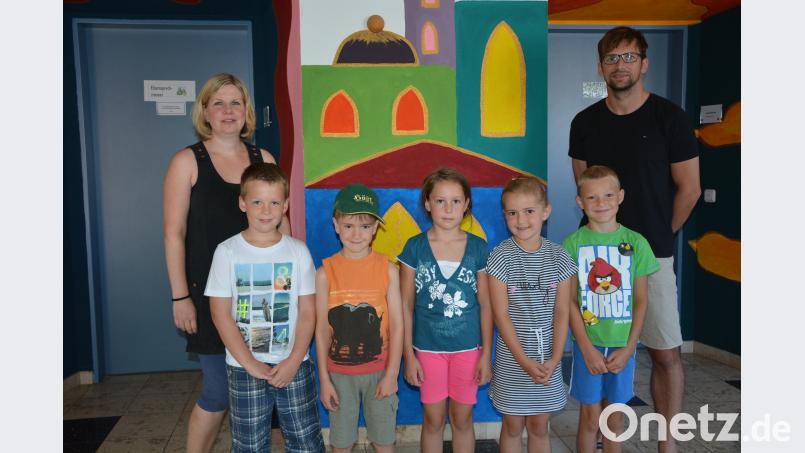 Gabriela Paetzolt vom T1 und Jugendbeauftrager Wolfgang Pötzl mit einigen der Teilnehmer der "Geräusch-Aktion". jr