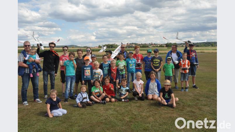 Beim Modellsportclub Vohenstrauß auf dem Fluggelände bei Neumühle haben die Kinder viel Spaß. Allerdings machen ihnen böige Winde beim ersten Start zu schaffen. dob