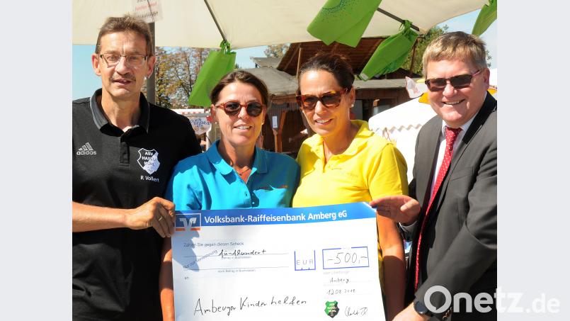 Reiner Volkert vom ASV Haselmühl (von links) überreichte 500 Euro an Katharina Ostermann und Anne-Maria Meißner-Wagner von Amberger Kinder helfen. OB Michael Cerny sieht es gerne. Stephan Huber