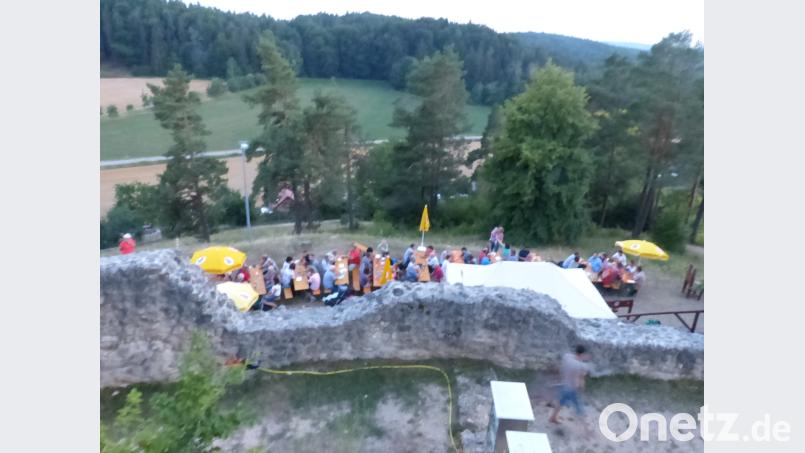 Auf der Burgterrasse hoch über Lichtenegg lässt es sich gemütlich feiern. fm