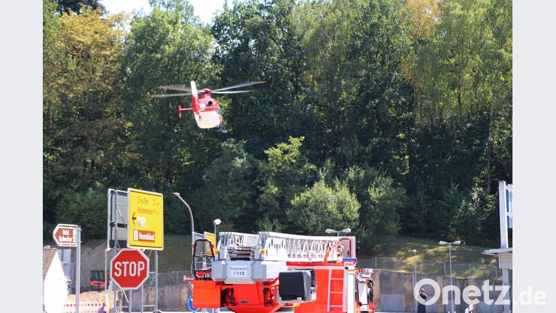 Der Rettungshubschrauber bringt den Notarzt zur Unfallstelle. jma