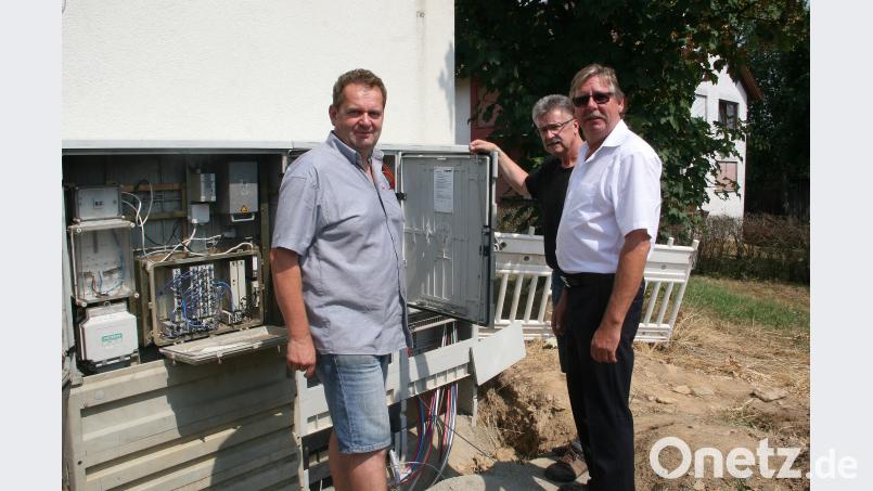 Bürgermeister Wolfgang Braun begutachtet zusammen mit Franz Most (links) und Rolf Sleeboom (rechts) den Verteiler an der Ecke Gütterner Straße/Erlenweg. wro