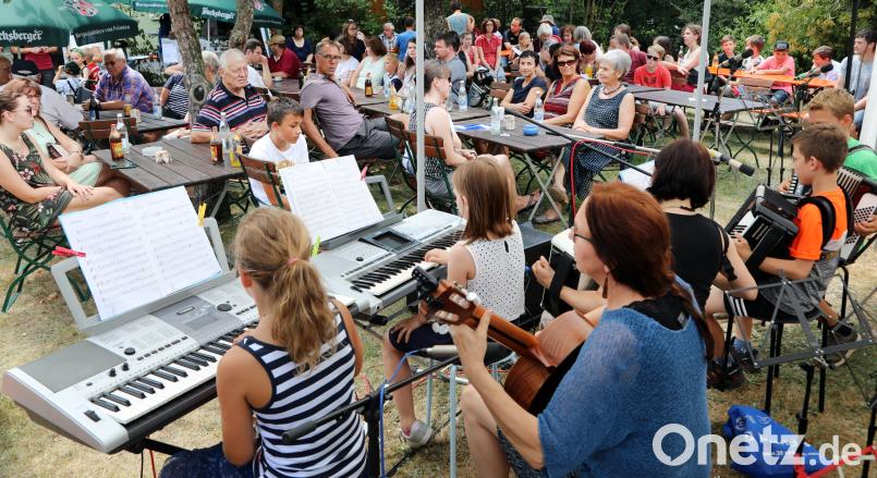Der schattige Schützengarten war ideal für die Auftritte der Musikschule Heigl, die sich über ein großes Publikumsinteresse freuen durfte. Bild: Götz