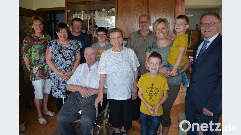 Viele Glückwünsche gab es für Katharina Plaß (Mitte) zum 85. Geburtstag. Im Bild (von links) Tochter Maria, Schwiegertochter Waltraud, Sohn Konrad, Ehemann Ludwig, Enkel Patrick, Pater Benedikt Leitmayr, Sandra mit Sohn Johannes, Urenkel Maximilian (vorne) sowie Bürgermeister Max Bindl. jr