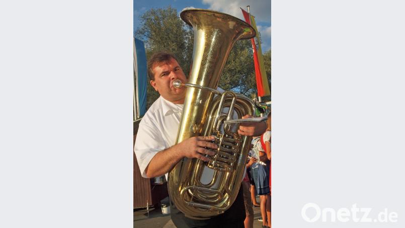 Stefan Zapf, Gründungsmitglied und Urgestein der Blaskapelle St. Georg, durfte mit seiner Tuba beim Standkonzert nicht fehlen. sön