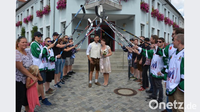 Eishockeyspieler und Fußballer bildeten ein Ehrenspalier Moritz Pilz und Sandra Schuller. jr
