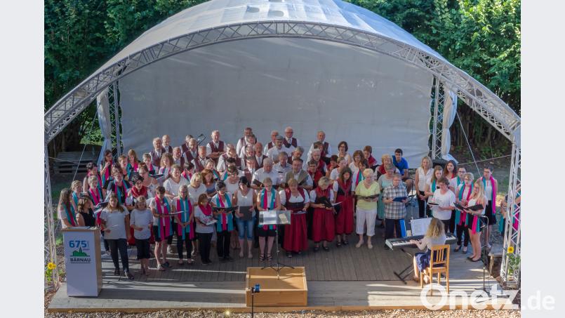 Zum 675-jährigen Stadtjubiläum stehen die Sänger und Sängerinnen der Gemeinde vereint auf der Bühne. awo