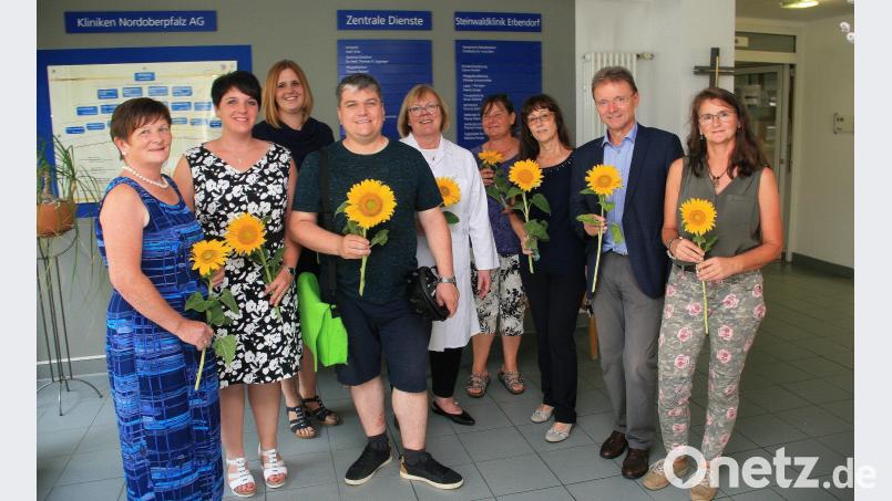 Sonnenblumen als Abschiedsgeschenk aus der Steinwaldklinik: (von links): Bezirksrätin Gabriele Bayer, Anna Toman, Klinikleiterin Carina Ascherl, Bundestagsabgeordneter Stefan Schmidt, Chefärztin Irina Kern, Lisa Rauh, Pflegedienstleiterin Elfriede Schwarzmeier, Manfred Tretter und Bezirkstagskandidatin Gudrun Müller. wro