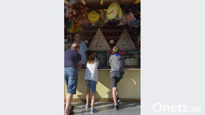 Ob am Schießstand oder auf dem Karussell - das Kirwageld kann man in der kleinen Budenstadt an der Silberhüttenstraße schnell auf den Kopf hauen. jub