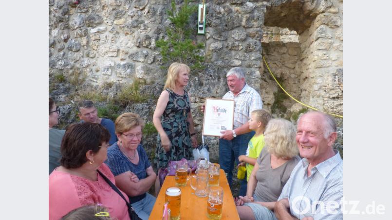 Seit 20 Jahren engagiert sich der Förderverein für den Erhalt der Burgruine Lichtenegg. Bürgermeisterin Brigitte Bachmann würdigt das mit einer Urkunde, die sie dem Vorsitzenden Richard Pilhöfer überreicht. fm