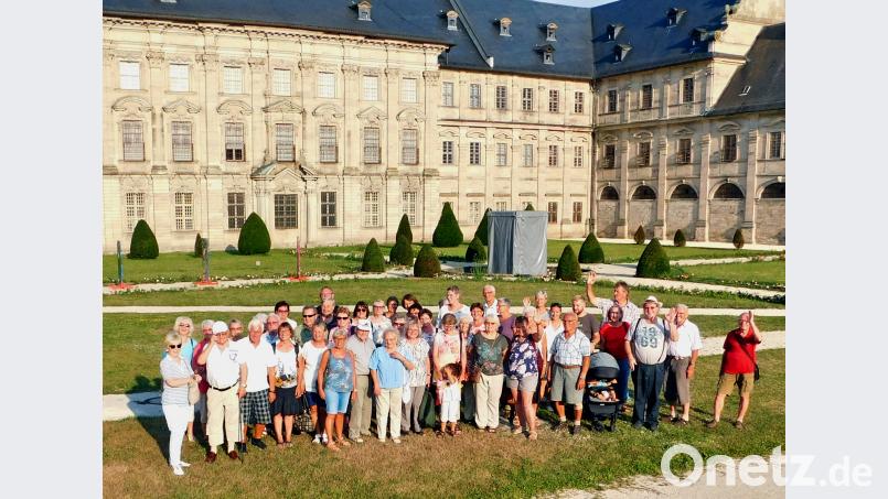 Erinnerungsbild vor der barocken Klosteranlage des früheren Zisterzienserordens. hai
