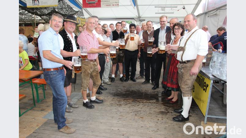 Alle Ehrengäste stoßen auf ein gutes Gelingen der Kirchweih Schmidgaden an. Bild: ral