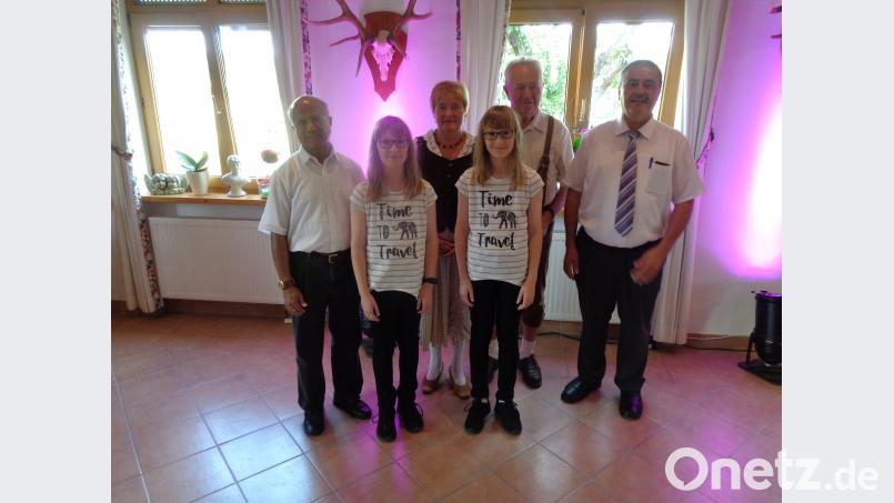 Pfarrer i.R. Dr. Josef zusammen mit dem goldenen Jubelpaar Rosa und Alfons Siegert, Bürgermeister Peter Dotzler (v. li.) und den Enkelzwillingen Antonia und Johanna (vorne) dpe