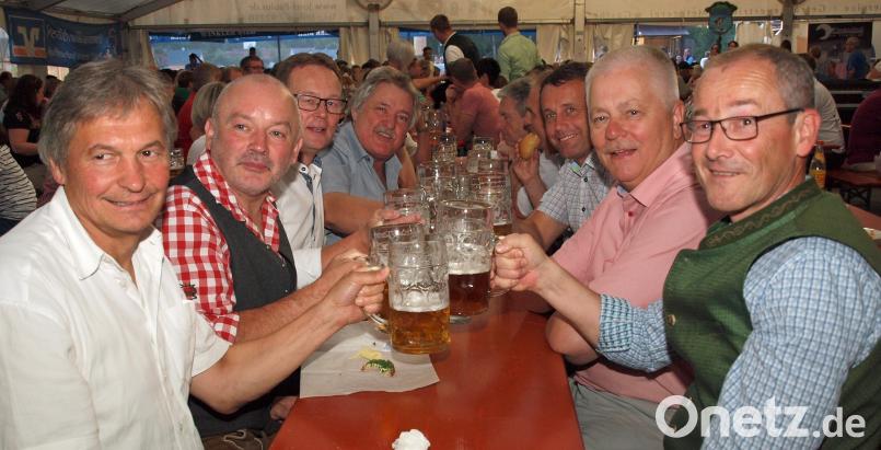 „Schwarze und Rote“ wie Bürgermeister Erwin Geitner (CSU), MdL Reinhold Strobl (SPD), Landtagskandidat Uwe Bergmann, SPD (von rechts), 2. Bürgermeister Josef Weinfurtner (CSU), 3. Bürgermeister Gerhard Schnabel (SPD) und Marktgemeinderäte aller Coleur (von links) feiern gemeinsam beim Vilstalfest. sön