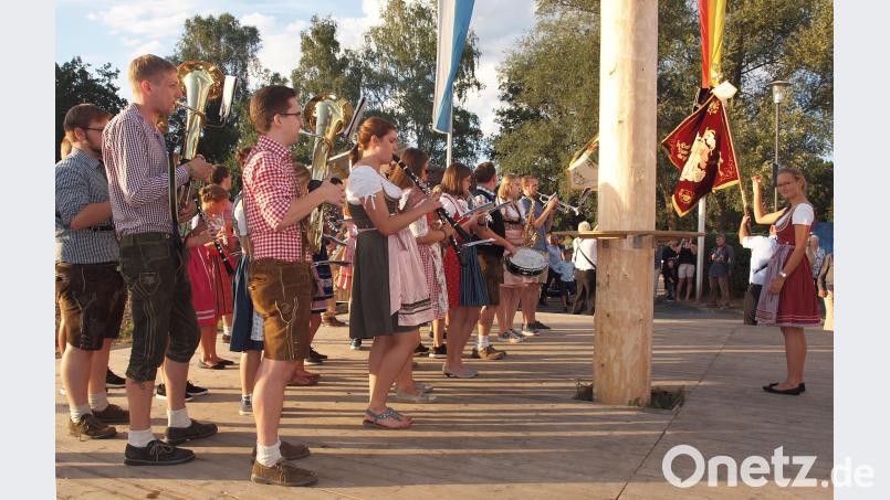 In feschen Dirndln, die Burschen in der Ledernen, spielten die Mädchen der Blaskapelle St. Georg unter Leitung von Sophie Rüth (rechts) zum Standkonzert und Marsch zum Bierzelt auf. sön