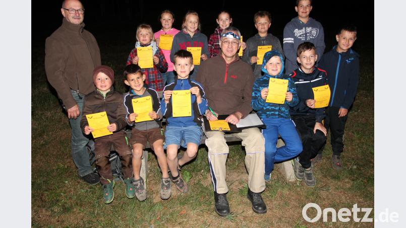 Als "Junior-Fledermausexperten" zeichnet Markus Liebl (sitzend) zusammen mit Willibald Gleißner (links) Kinder aus. pi
