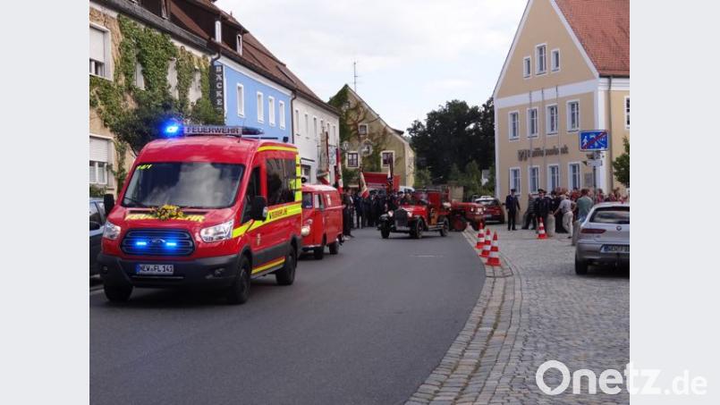 Großaufgebot auf dem Luher Marktplatz zur Segnung der Gedenktafel und des neuen Feuerwehrfahrzeugs. mld