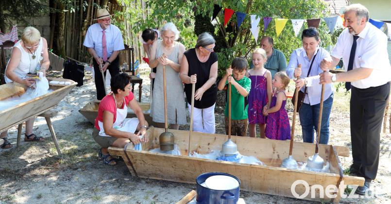 "Wäsche waschen wie anno dazu mal" führte Angela Tischler (vorne links am Waschtrog) vor. Mit der Waschmaschine und dem Trockner ist das heutzutage ein Kinderspiel. Bild: Götz