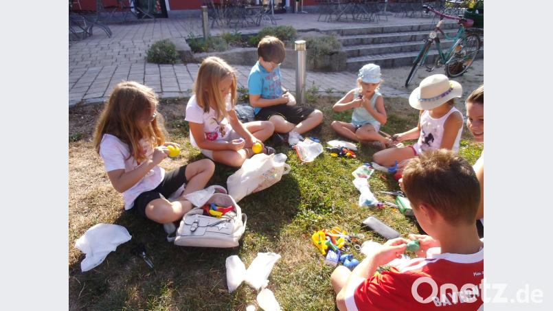 Die Kinder basteln sich die eigenen Jonglierbälle. exb