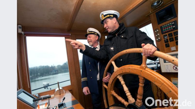 Markus Söder (CSU, rechts) als Kapitän eines Schiffes am Ammersee. jrh