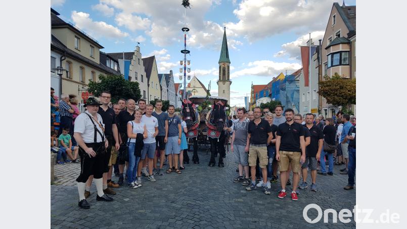 Mit dem Kutschengespann bei Umzug zum Wiesenfestauftakt lassen sich die Delegation der Partnerfeuerwehr aus dem tschechischen Nepomuk sowie die Kameraden der Kemnather Feuerwehr für ein Erinnerungsfoto ablichten. mde