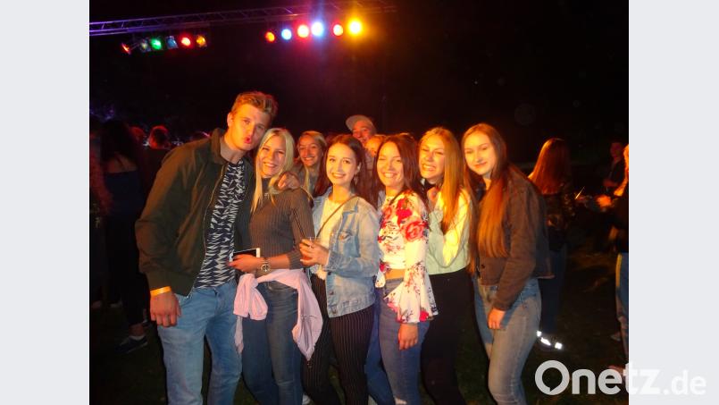 Trotz kälteren Temperaturen feiert man vor der Tanzfläche - dann eben mit Jacke und Pullover oder mehr Bewegung. wrm