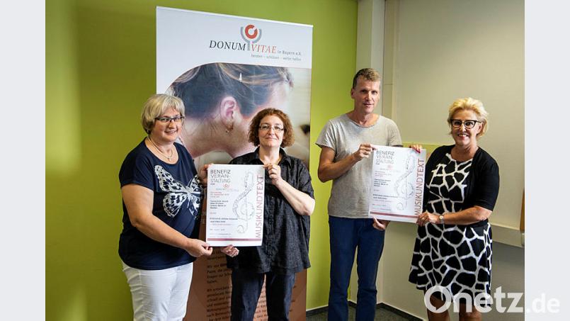 Auf die Premiere zugunsten von Donum Vitae freuen sich (von links) Roswitha Sier, Schatzmeisterin des Fördervereins, und Gisela Schaller, die stellvertretende Leiterin der Beratungsstelle. Wolfgang Göldner hat Stefanie Zühlke-Schmidt und ihre Freunde für die Benefizveranstaltung in der Reihe &quot;Musik und Text&quot; gewonnen. Meister