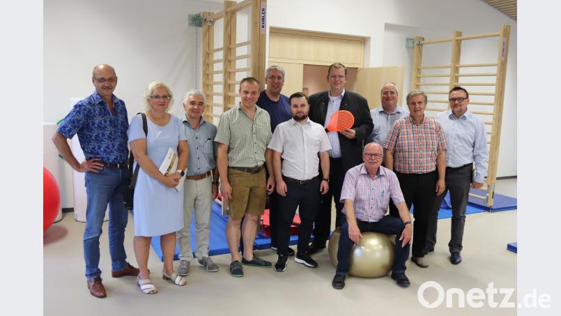 Georg Müller, Bereichsleiter von Haus Rosenau, Dr. Bernhard Danzer vom pädagogischen Fachdienst, der Gesamtleiter von Regens Wagner, Peter Miltenberger (von rechts) zeigten den Liberalen, darunter Kreisrat Hans-Jürgen Reitzenstein (Vierter von rechts), MdB Uli Lechte (Fünfter von rechts), FDP-Ortsvorsitzendem und Bezirkstagskandidat Christian Weiß (Vierter von links), Kreisrat Hans Pickel (Dritter von links) und Kreisrat Dr. Martin Pöllath (ganz links), auch die große Bewegungshalle Bild: cog