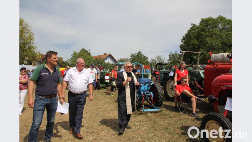 Bei einem Gang durch die Fahrzeugreihen segnete Ruhestandspfarrer Max Stigler die Oldies. frd