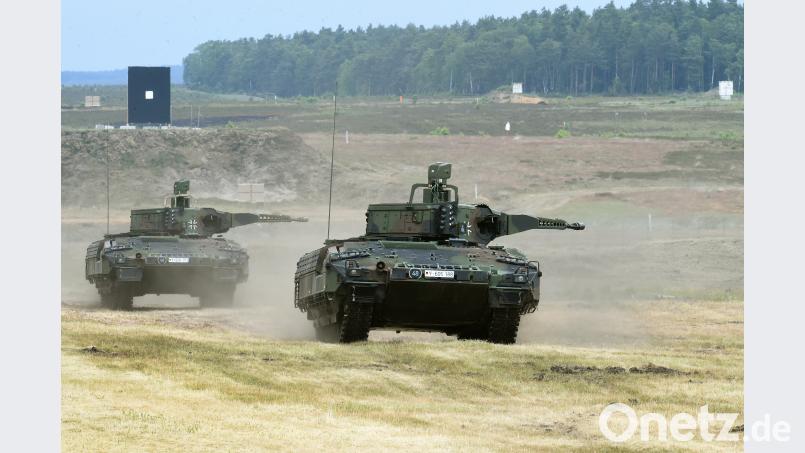 Schützenpanzer vom Typ „Puma“ fahren während einer Schießübung über das Erprobungsgelände des Unternehmens Rheinmetall in Niedersachsen. Holger Hollemann/dpa