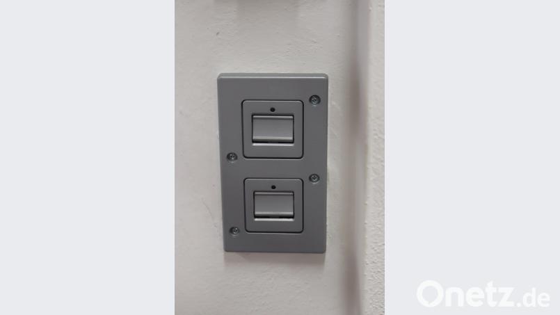 Die Bereiche von Haus Rosenau, die von Bewohnern mit herausforderndem Verhalten genutzt werden, sind besonders ausgestattet: Dieser Lichtschalter kann praktisch nicht aus der Wand gerissen und zerstört werden. Bild: cog
