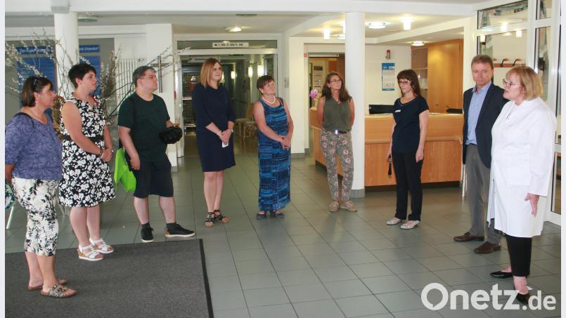 MdB Stefan Schmidt (Dritter von links) und seine Parteifreunde kkönnen sich ein klares Bild von der von Dr. Irina Kern (rechts) fachärztlich geleiteten geriatrischen Fachklinik machen. wro