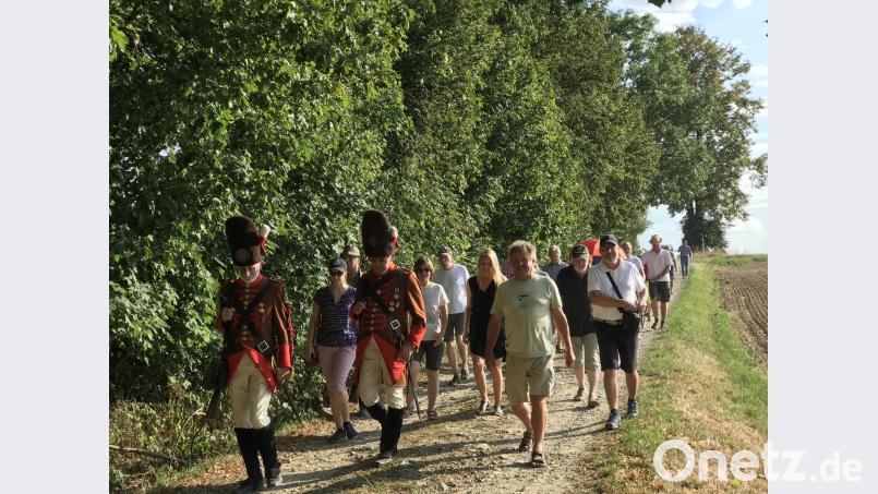 Zusammen mit Hochfürstlichen Grenadieren erkunden fast 40 Teilnehmer die mit Tafeln neugestaltete Trasse der Goldenen Straße im Gemeindegebiet Neustadt und Störnstein. . cr