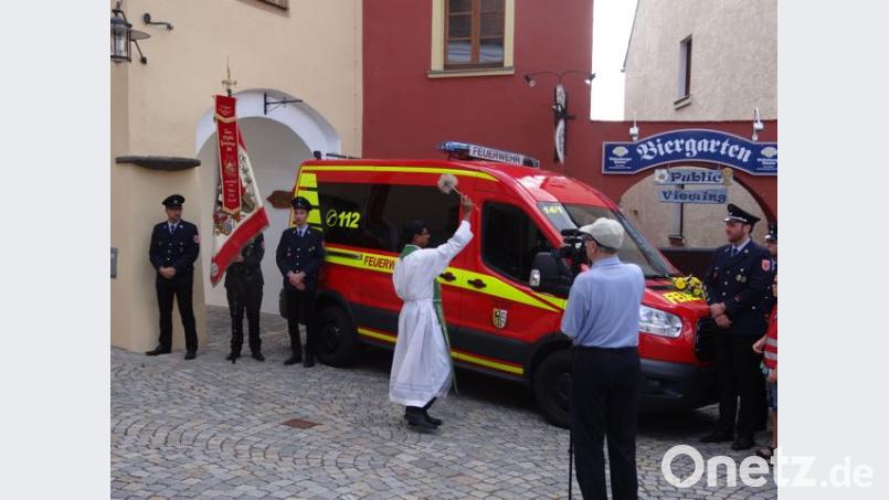 Pater Georg segnet den neuen Mannschaftstransportwagen der Feuerwehr Luhe. mld