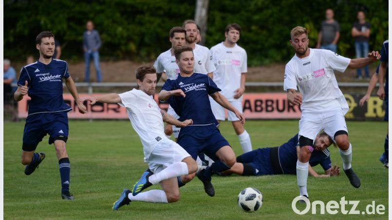 Das 1:0 für den TSV Detag Wernberg kurz vor der Pause: Thimo Luff (Zweiter von links) war nach einer Ecke zur Stelle und brachte die „Lila-Weißen“ gegen die SpVgg Schirmitz auf die Siegerstraße. 4:0 hieß es nach 90 Minuten. ham