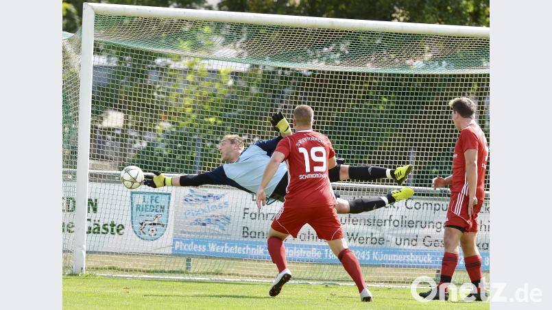 7. Spielminute: Unhaltbar für den Schmidmühlener Torhüter Maximilian Heller (hinten) schlägt der Schuss von Sven Florek (nicht im Bild) zur Riedener Führung ein. Simon Heller (Mitte vorne) und Peter Baumer (rechts) vom SV Eintracht Schmidmühlen können nicht mehr rettend eingreifen. Ziegler
