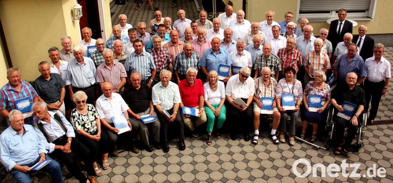 Über 50 Mitglieder erhielten für über 50 Jahre Treue die Urkunde der Volksbank Raiffeisenbank Nordoberpfalz aus den Händen von Vorstand Herrmann Ott. R. Kreuzer